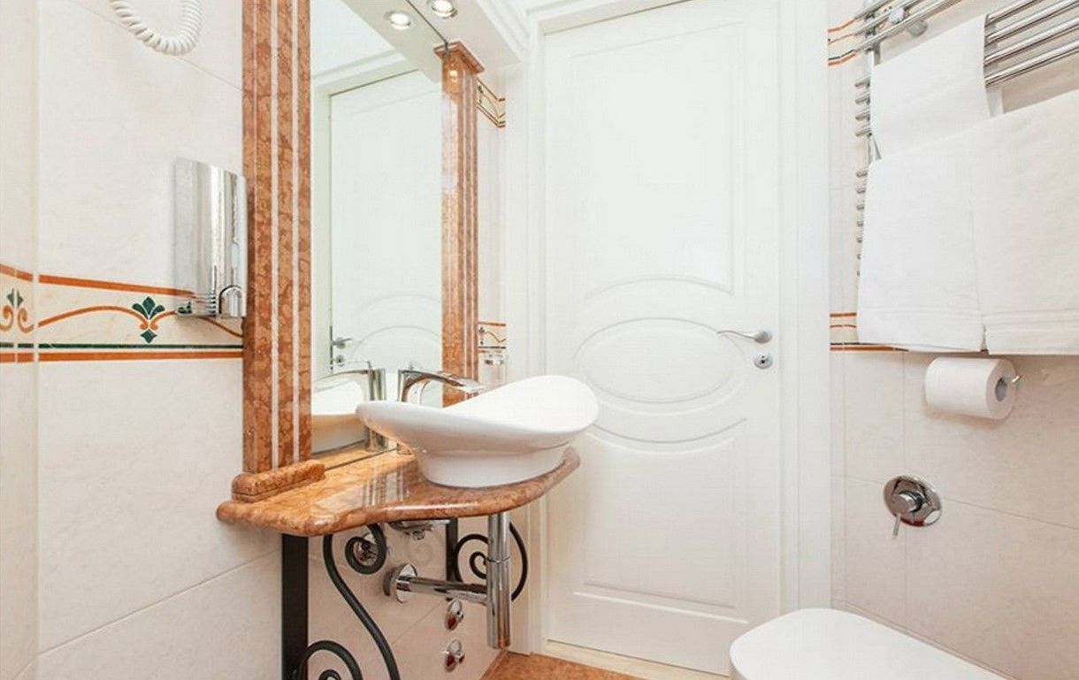 Deluxe-Zimmer, 1 Schlafzimmer | Badezimmer | Dusche, Regendusche, kostenlose Toilettenartikel, Haartrockner