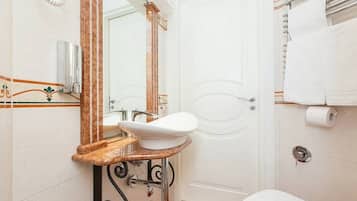 Deluxe-Zimmer, 1 Schlafzimmer | Badezimmer | Dusche, Regendusche, kostenlose Toilettenartikel, Haartrockner