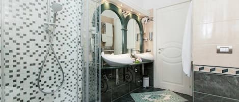 Superior Suite, 1 Bedroom | Bathroom | Shower, rainfall showerhead, free toiletries, hair dryer