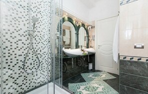 スーペリア スイート 1 ベッドルーム | バスルーム | シャワー、レインフォールシャワー、バスアメニティ (無料)、ヘアドライヤー