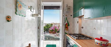 冷蔵庫、電子レンジ、オーブン、コンロ