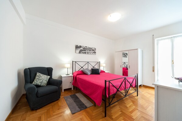 1 habitación, tabla de planchar con plancha y cuna de viaje 