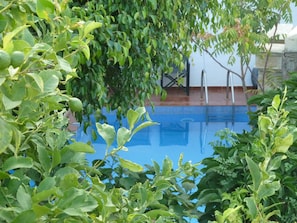 Piscina externa, espreguiçadeiras