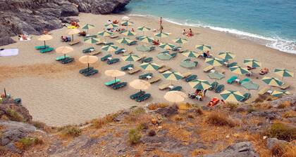 Suite REA llena de color con terraza cubierta cerca de Rethymno