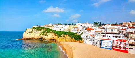 Plage à proximité, chaises longues, serviettes de plage
