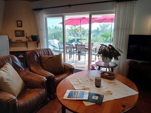 Smart-TV, Kamin, DVD-Player, Bücher