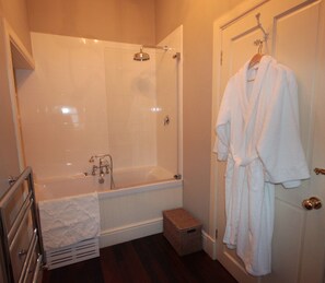 Combined shower/tub, hair dryer, towels, shampoo