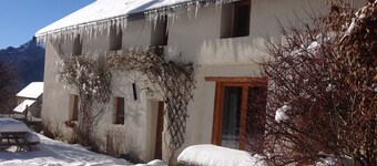 Beautifully converted old barn near Bourg D'Oisans -19 single beds+2 infant cots