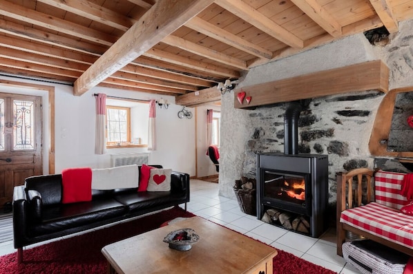 Smart TV, fireplace, DVD player, ping pong