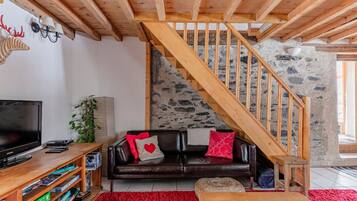 Smart TV, fireplace, DVD player, table tennis