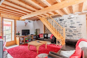 Smart TV, fireplace, DVD player, ping pong
