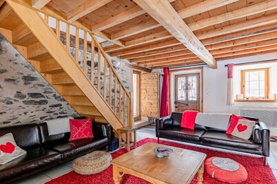 Beautifully converted old barn near Bourg D'Oisans -19 single beds+2 infant cots
