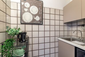 ثلاجة، ميكروويف، موقد طهي مسطح، ماكينة لصنع القهوة/الشاي