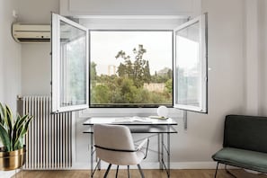 Apartment, 2 Schlafzimmer | Wohnbereich | 43-Zoll-Smart-TV mit Satellitenempfang, Fernseher, Netflix