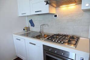 Frigorifero, forno, piano cottura, lavastoviglie