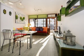 Interior - THE TOPES II, YOUR DREAM (Tías)