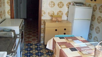 Kühlschrank, Herdplatte, Wasserkocher mit Kaffee-/Teezubehör