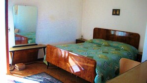 A bedroom with a wooden bed, a desk, and a chair. - sweet home sabina    (Montopoli di Sabina)