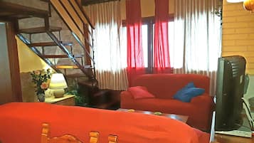 2 slaapkamers, een bureau, een strijkplank/strijkijzer