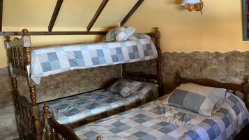 2 slaapkamers, een bureau, een strijkplank/strijkijzer