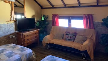 2 habitaciones, escritorio y tabla de planchar con plancha