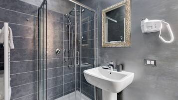 Doccia, asciugacapelli, bidet, asciugamani