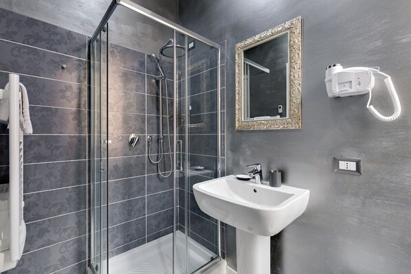 Dusche, Haartrockner, Bidet, Handtücher