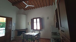 Frigorifero, microonde, piano cottura, pentole/stoviglie/utensili