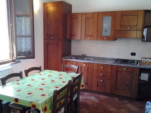 Frigorífico, microondas, placa de cocina y utensilios de cocina