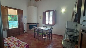 Réfrigérateur, micro-ondes, plaque de cuisson