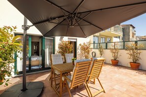 Outdoor dining - Spacious Downtown Apartment with Private Terrace (Porto)