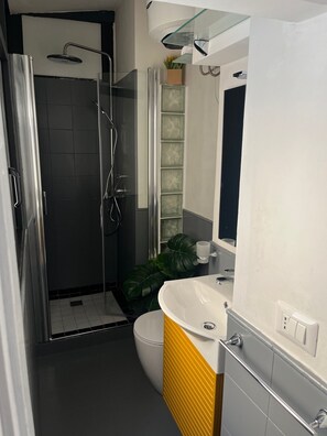 Hårføner og håndklær