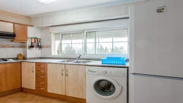 Refrigerador, microondas, placa de cocina, cafetera/tetera