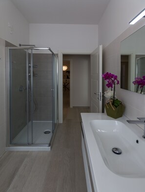 Regadera, amenidades de baño gratuitas, secadora de cabello, batas 