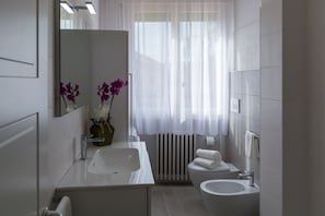 Regadera, amenidades de baño gratuitas, secadora de cabello, batas