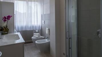 Dusche, kostenlose Toilettenartikel, Haartrockner, BademÀntel