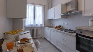 Full-size fridge, microwave, oven, stovetop