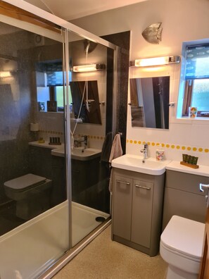 Haartrockner, Handtücher, Shampoo, Toilettenpapier