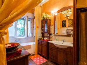 Combinazione doccia/vasca, asciugacapelli, pantofole, bidet