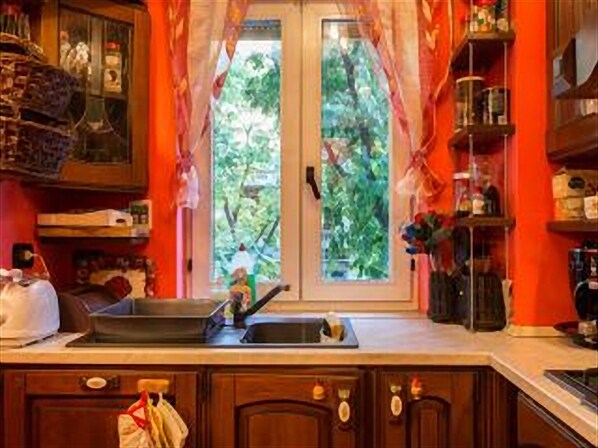 Frigorifero, microonde, forno, piano cottura