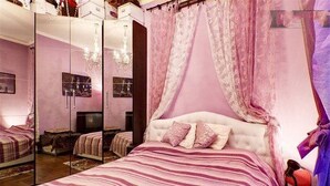 A bedroom with a large bed, a glass partition, and a chandelier. - ROMANTIC PERFECT FOR CATHEDRAL & EXHIBITION (Milano)