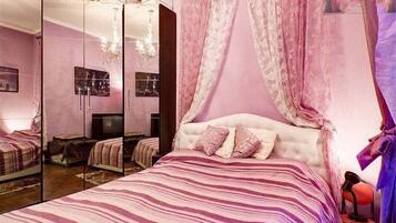 2 bedrooms, desk, iron/ironing board, WiFi