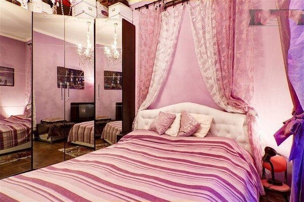 2 bedrooms, desk, iron/ironing board, WiFi
