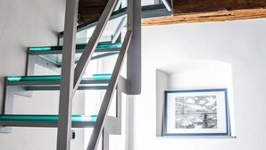 Una escalera con barandillas de metal y vigas de madera.