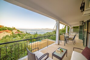 Outdoor dining - Zeus 1 PRIVATE pool apartment  (NISSAKI CORFU)