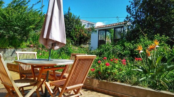 Outdoor dining - Fatima House is a cozy cottage located a few meters from Garajonay. (Valle Gran Rey)