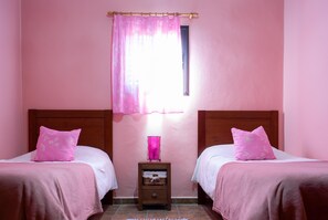 2 chambres, fer et planche à repasser, Wi-Fi gratuit, draps fournis