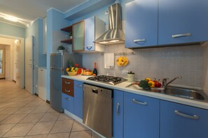 Fridge, microwave, stovetop, dishwasher