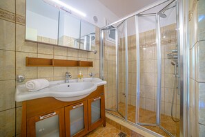 Duschwanne, Whirlpool, Haartrockner, Handtücher