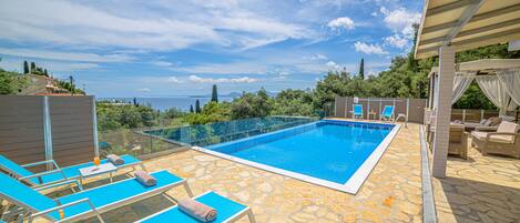 Utomhuspool och solstolar